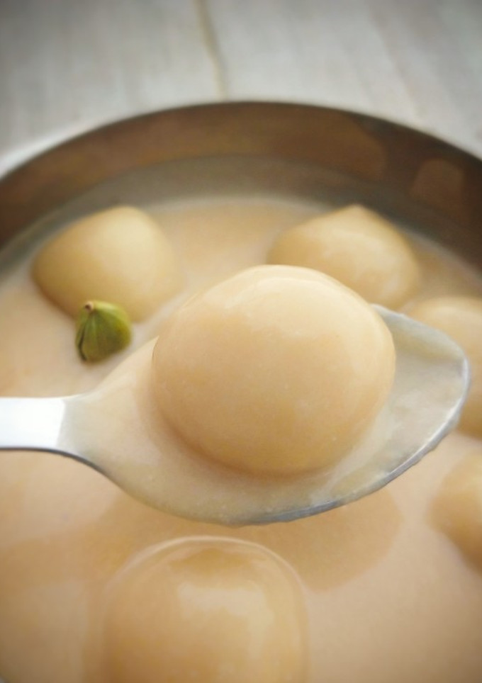 வெள்ளை சர்க்கரை சேர்க்காத பால் கொழுக்கட்டை (Paal kolukattai recipe in tamil) செய்முறை முக்கிய புகைப்படம்