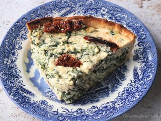 Tarte de Requeijão com Tomate Seco e Espinafres