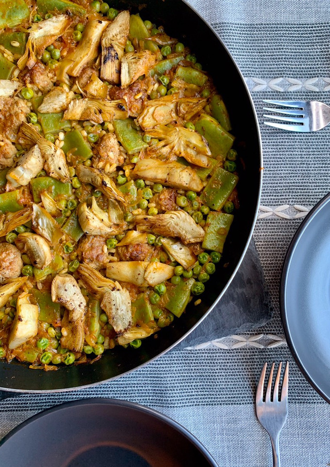 Una foto de Arroz con alcachofas y albóndigas