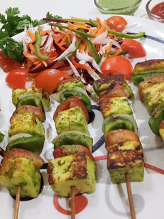 ग्रीन चटनी फ्लेवर पनीर टिक्का (Green chutney flavour paneer tikka recipe in hindi) रेसिपी मुख्य फोटो