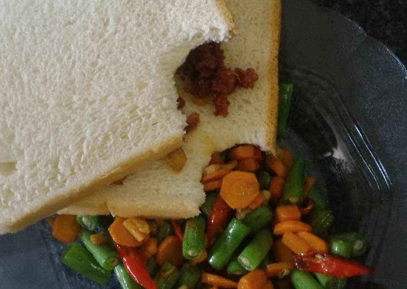Oseng buncis plus roti isi kornet