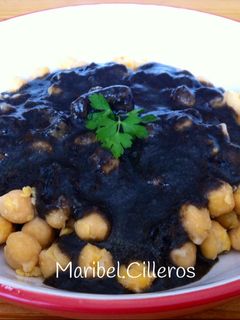 Una foto de Garbanzos con calamares en su tinta