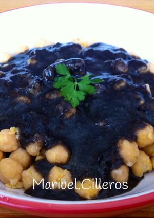 Foto principal de Garbanzos con calamares en su tinta