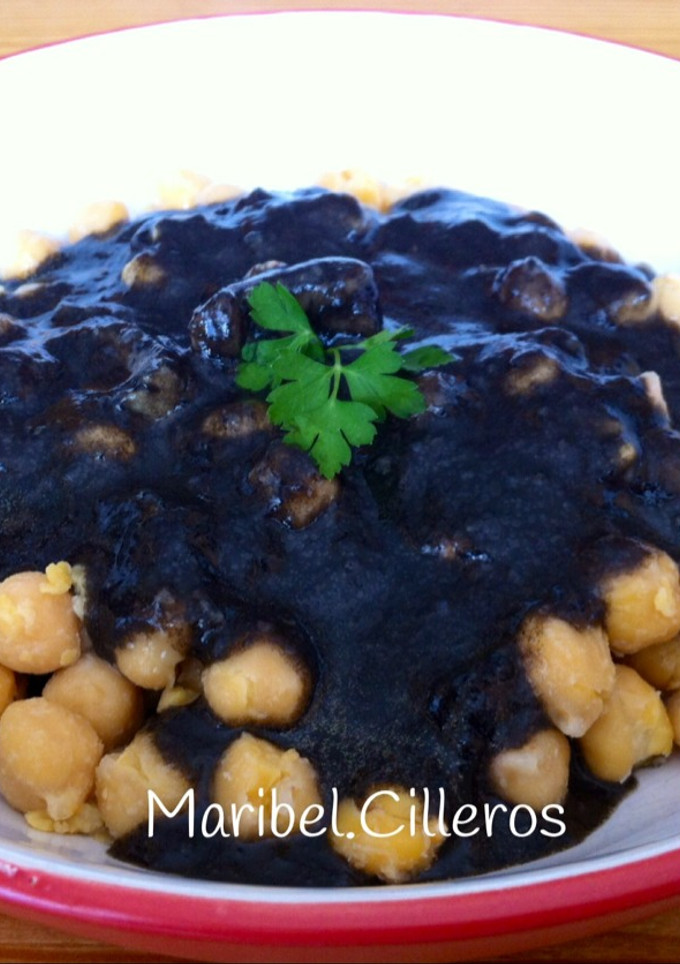 Una foto de Garbanzos con calamares en su tinta