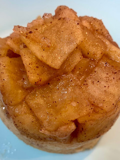 Una foto de Mug Cake de manzana, canela y chocolate blanco