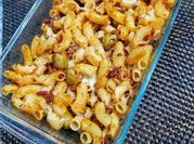 Una foto de pasta de coditos con queso