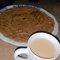 A picture of Lachadar parhata with chye.