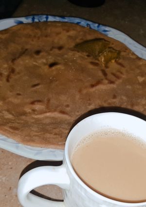 A picture of Lachadar parhata with chye.