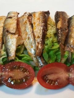 Una foto de Cogollos con sardinas escabechadas