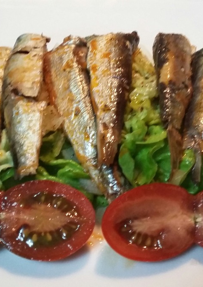 Una foto de Cogollos con sardinas escabechadas