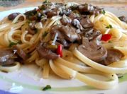 Una foto di funghi champignon pasta