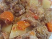 Una foto de guiso de osobuco y chorizo colorado