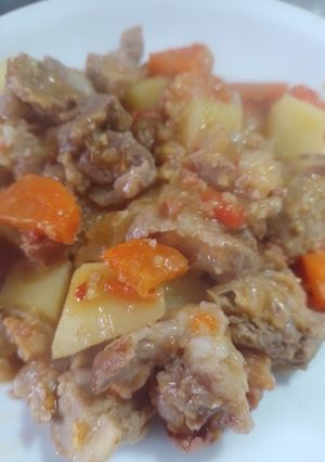 Una foto de Osobuco de cerdo guisado en sartén
