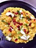 Risotto con zucca e timo servita con melograno e creme freiche