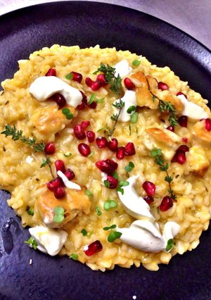 Foto di Risotto con zucca e timo servita con melograno e creme freiche
