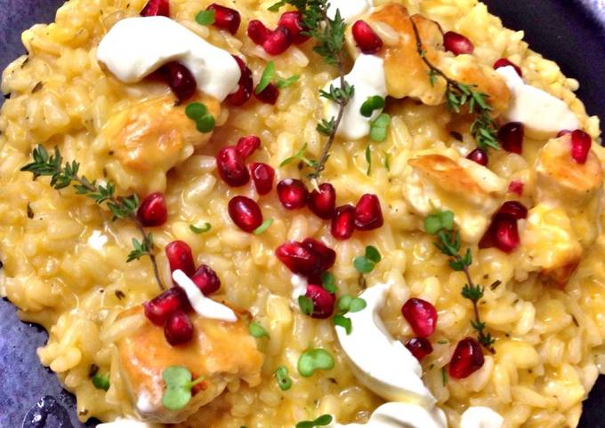 Ricetta di Veloce Risotto con zucca e timo servita con melograno e creme freiche