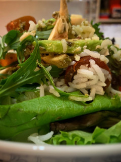 Una foto de Ensalada con aguacate, caballa, aliñada con pesto y mucho más!