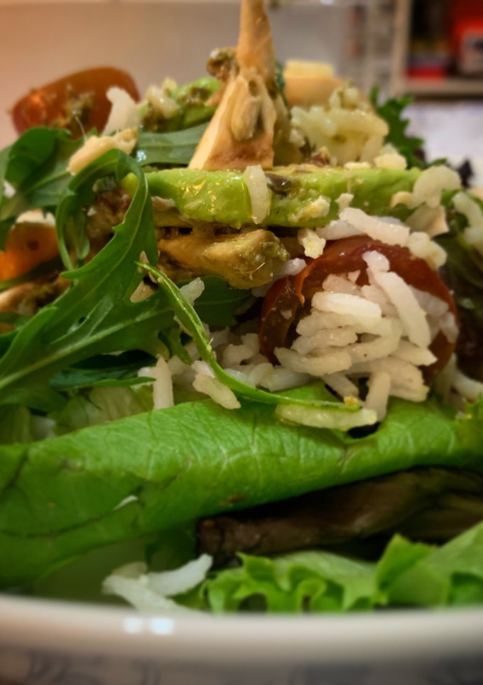 Una foto de Ensalada con aguacate, caballa, aliñada con pesto y mucho más!