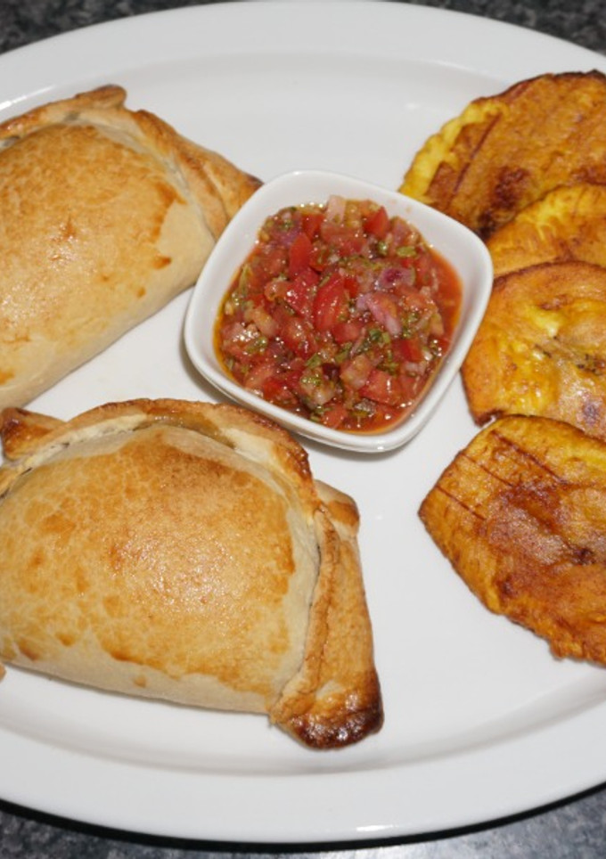 Una foto de Empanadas de chupe de centolla con camarones