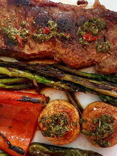 Una foto de Parrillada de verduras con entrecot y salsa chumichurri