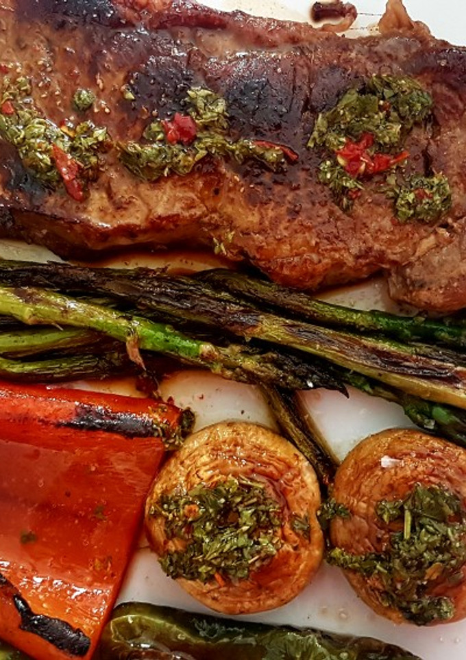 Una foto de Parrillada de verduras con entrecot y salsa chumichurri