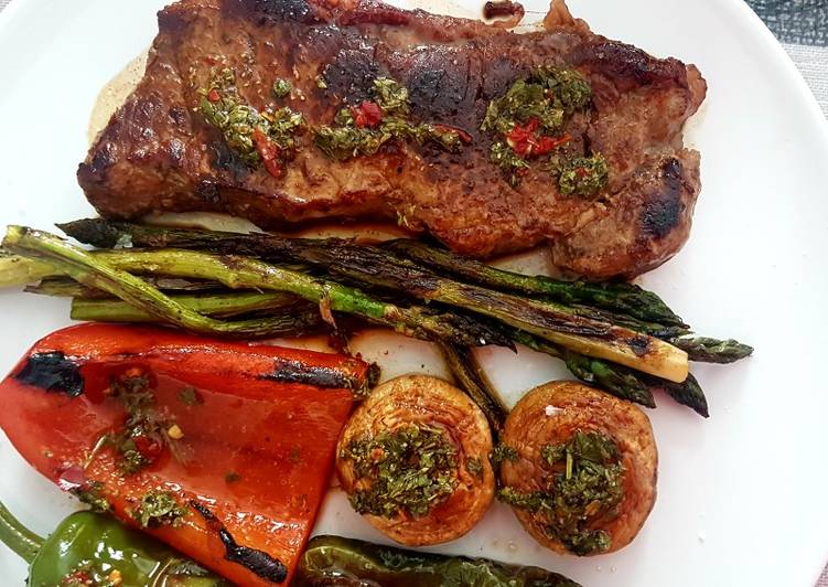 Parrillada de verduras con entrecot y salsa chumichurri