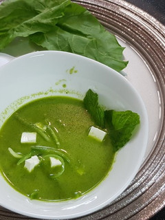 A picture of Spinach soup with cucumber noodles.