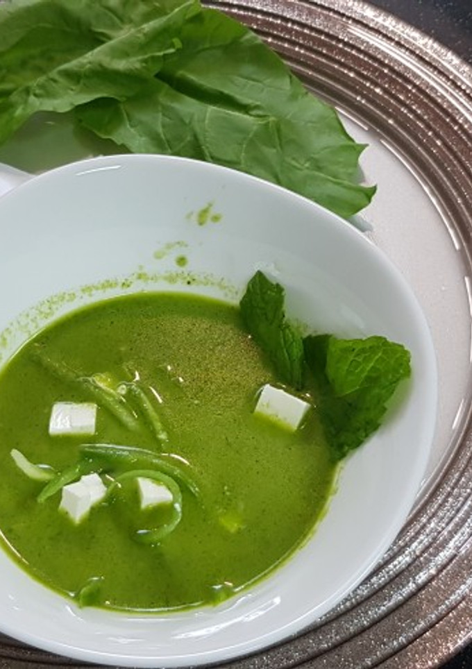 A picture of Spinach soup with cucumber noodles.