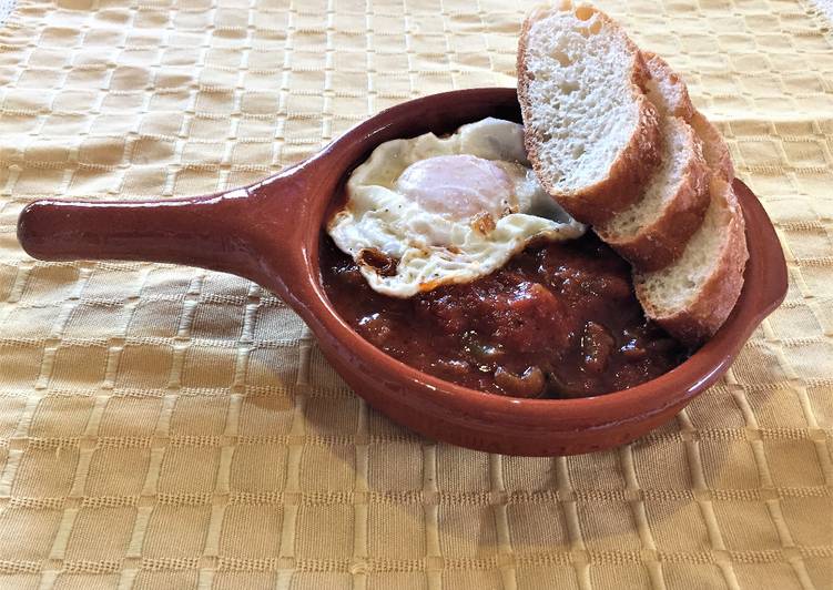 Pisto Manchego con huevos camperos fritos