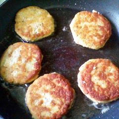 A picture of Salmon Cakes.
