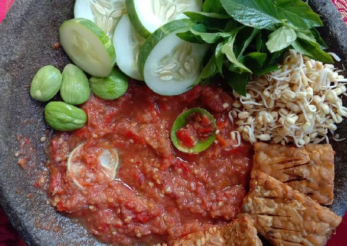 Sambel Terasi Mentah Jeruk Nipis dan Lalapan