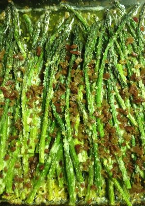 A picture of Garlic Parmesan Asparagus With Bacon.