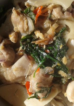 A picture of Kang Kai Nor Mai dong, or chicken with sour bamboo in clear soup.