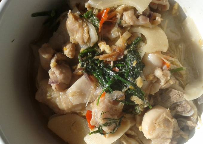 Steps to Make Any-night-of-the-week Kang Kai Nor Mai dong, or chicken with sour bamboo in clear soup