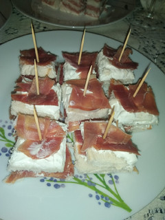 Una foto de Canapé de jamón ibérico