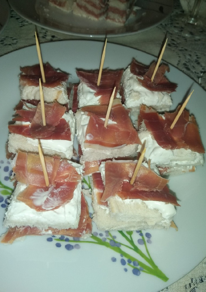 Una foto de Canapé de jamón ibérico