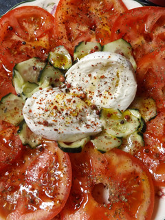 Una foto de Tomates de temporada con mozzarella de búfala