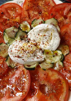 Una foto de Tomates de temporada con mozzarella de búfala