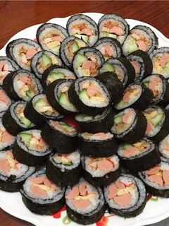 Hình của món Kimbap cơm cuộn rong biển.