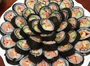 Hình của món Kimbap cơm cuộn rong biển.