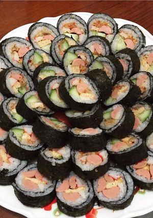 Hình của món Kimbap cơm cuộn rong biển.