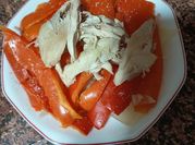 Una foto de restos pollo cocido