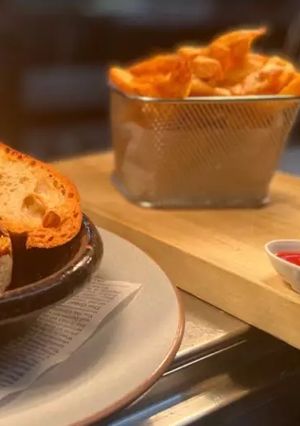 A picture of Extra crunchy hand cut fries.