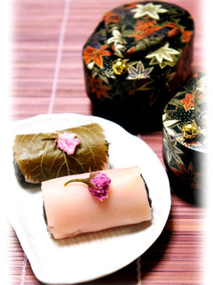 A picture of Tokyo-style Sakura Mochi.