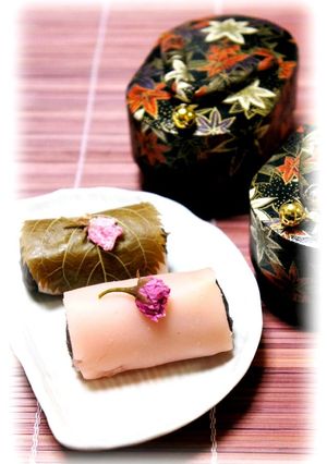 A picture of Tokyo-style Sakura Mochi.