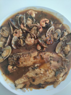 Una foto de Lubina con almejas y gambas