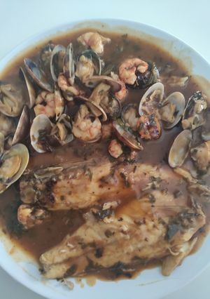 Una foto de Lubina con almejas y gambas