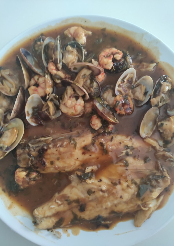 Una foto de Lubina con almejas y gambas