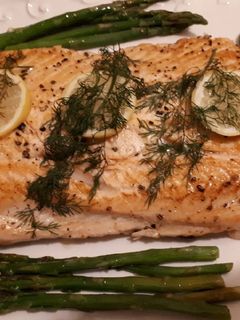 Una foto de Salmón al horno, espárragos verdes y salsa de yogur, pepino y eneldo