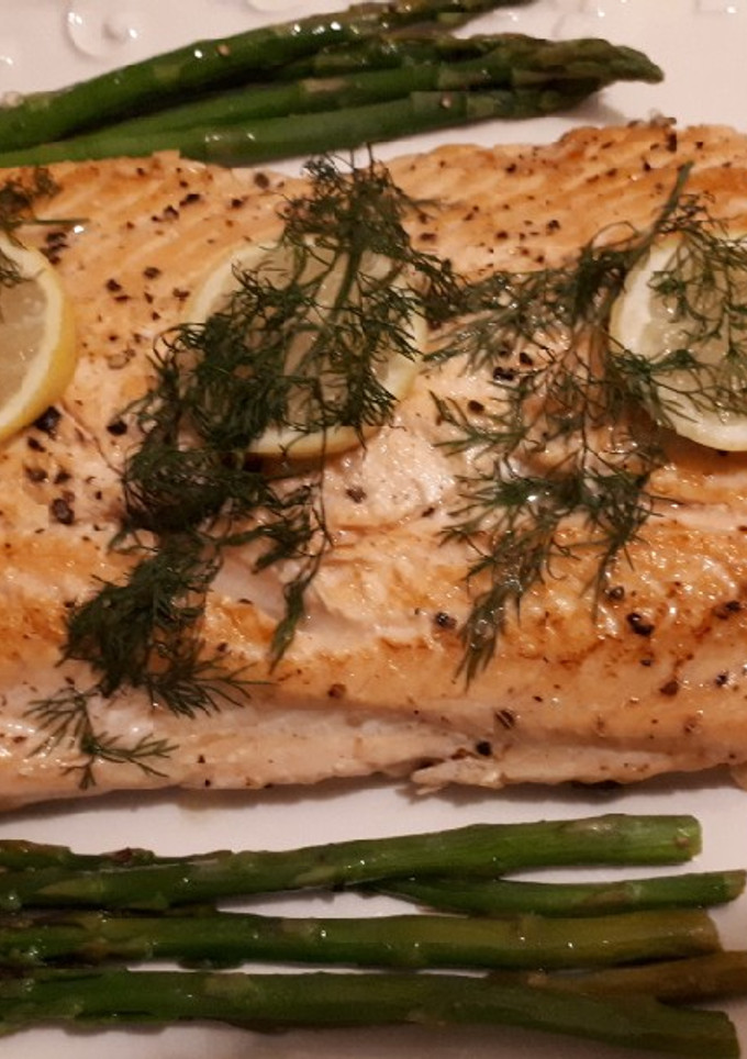 Una foto de Salmón al horno, espárragos verdes y salsa de yogur, pepino y eneldo
